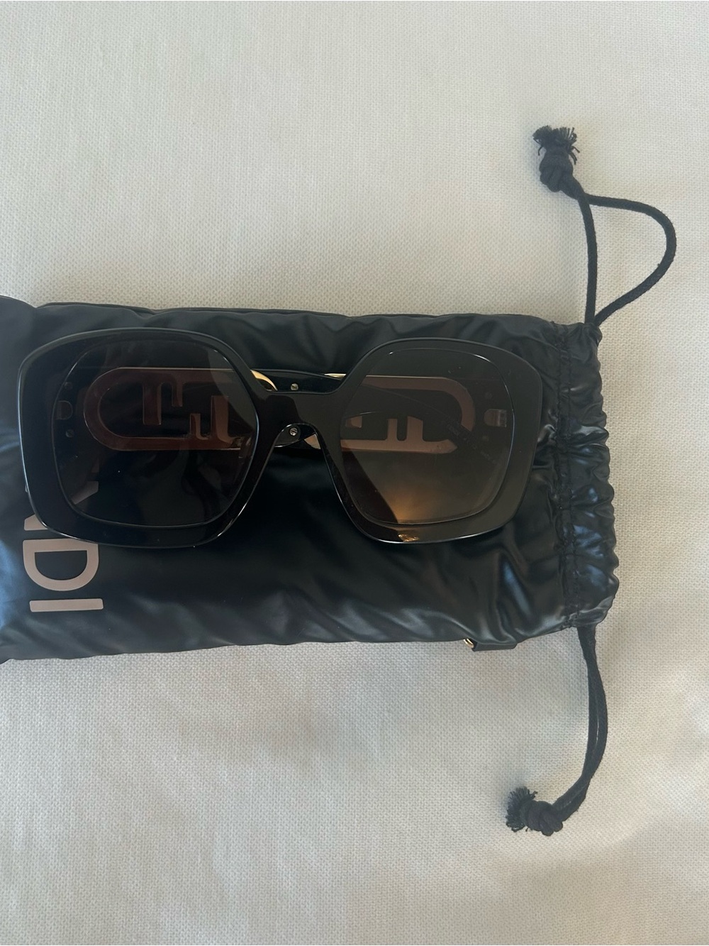 FENDI O'LOCK 40048 Black Gold Oversized Fashion FF Lock Logo Sunglasses FE40048U